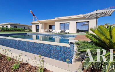 Villa for sale in Quinta de Faro, Faro, Algarve