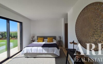 Villa for sale in Quinta de Faro, Faro, Algarve
