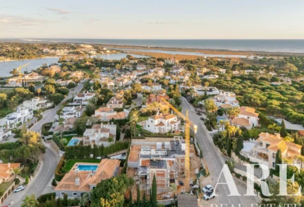 Villa 4-bedroom for sale in Almancil, Loulé, Algarve &bull; W85796